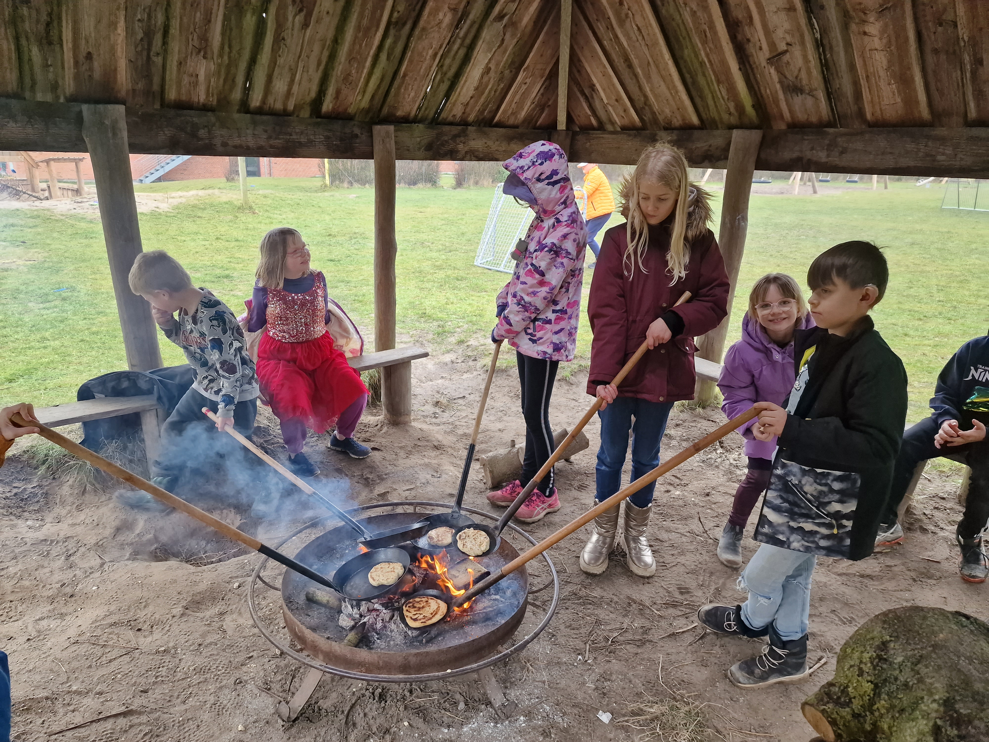 Børn i SFO laver brød på bålet